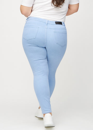 Skinny-jeans til kvinner i lyseblå, fargen Skies. Sett bakfra på en plus size-modell, slik at hele passformen vises.