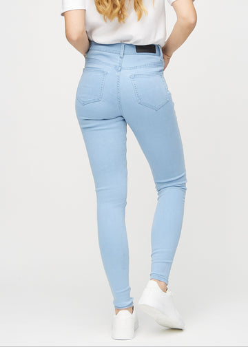 Skinny-jeans til kvinner i lyseblå, fargen Skies. Sett bakfra på en modell, slik at hele passformen vises.