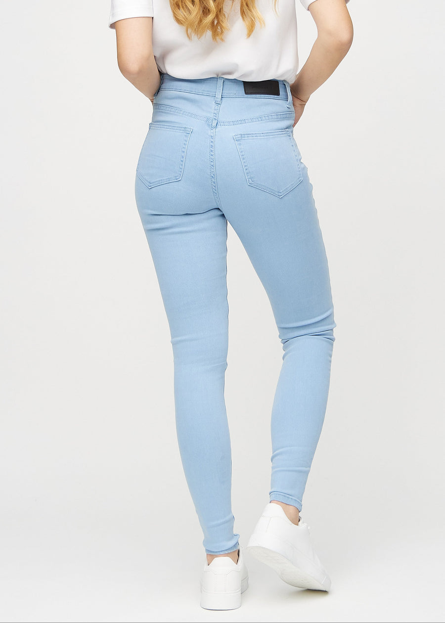 Skinny-jeans til kvinner i lyseblå, fargen Skies. Sett bakfra på en modell, slik at hele passformen vises.