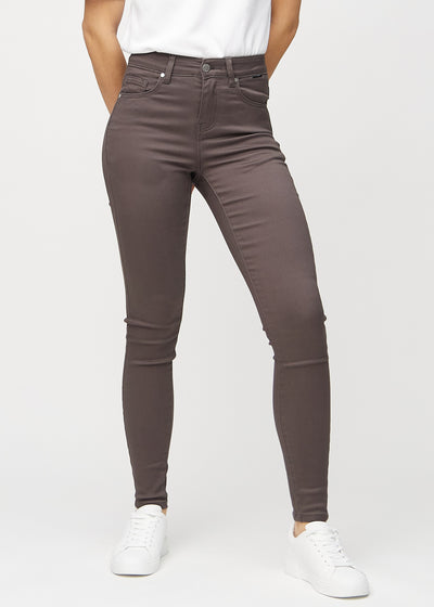 Skinny-jeans til kvinner i gråbrun, fargen Thunders. Sett forfra på en modell, med tettsittende ben.