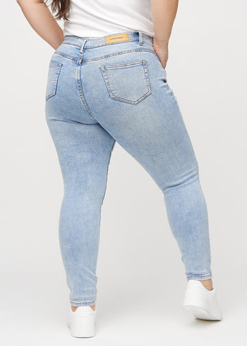 Skinny-jeans til kvinner i lyseblå, fargen Waves. Sett bakfra på en plus size-modell, slik at hele passformen vises.