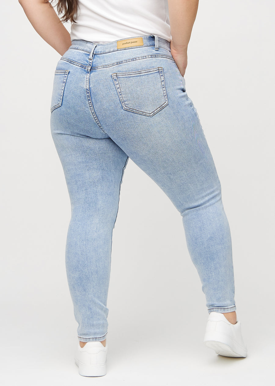 Skinny-jeans til kvinner i lyseblå, fargen Waves. Sett bakfra på en plus size-modell, slik at hele passformen vises.