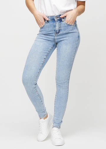 Skinny-jeans til kvinner i lyseblå, fargen Waves. Sett forfra på en modell, med tettsittende ben.