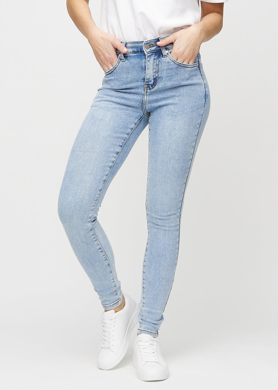 Skinny-jeans til kvinner i lyseblå, fargen Waves. Sett forfra på en modell, med tettsittende ben.