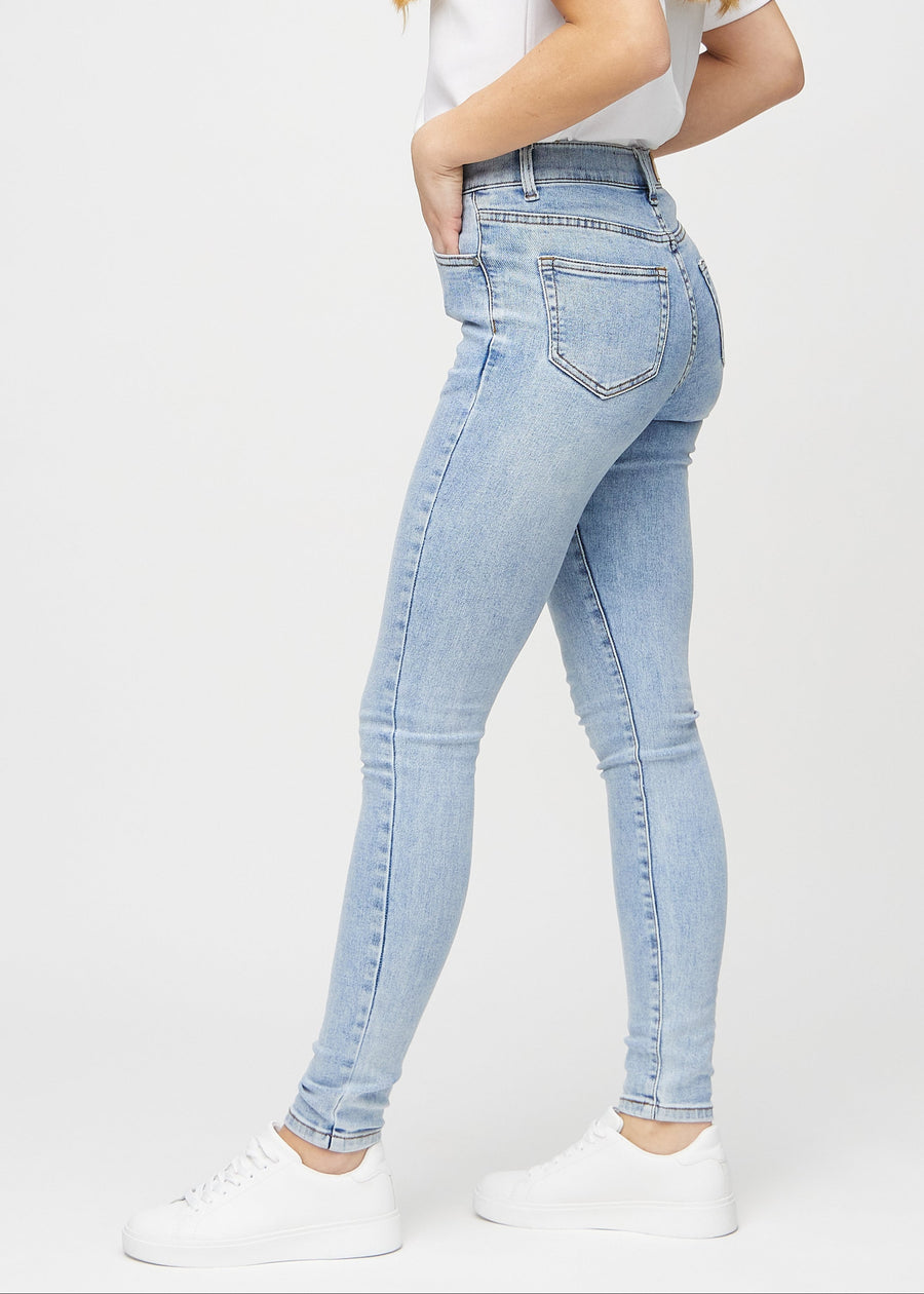 Skinny-jeans til kvinner i lyseblå, fargen Waves. Sett fra siden på en modell.