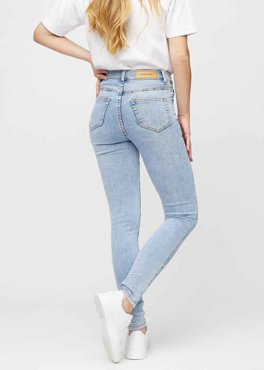 Skinny-jeans til kvinner i lyseblå, fargen Waves. Sett bakfra på en modell, slik at hele passformen vises.