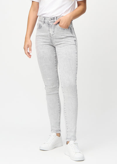Slim-jeans til kvinner i lysegrå, fargen Ashes. Sett forfra på en modell, med tettsittende ben og litt mer plass ved anklene.