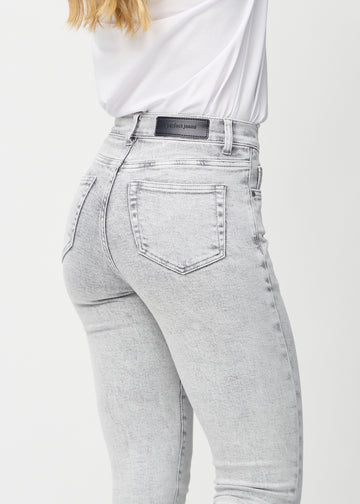 Slim-jeans til kvinner i lysegrå, fargen Ashes. Nærbilde bakfra på en modell for å vise detaljene.