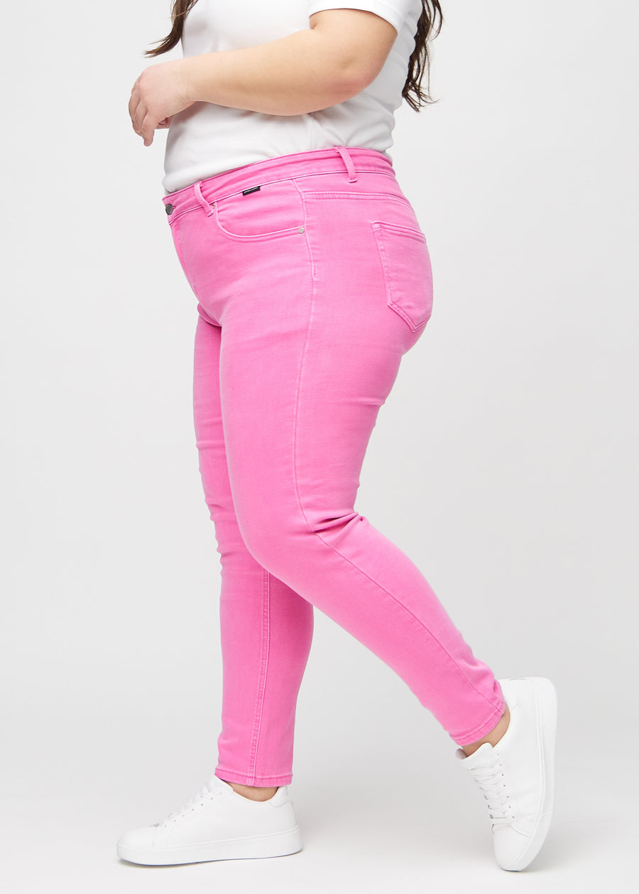 Slim-jeans til kvinner i lyserosa, fargen Flamingos. Sett fra siden på en plus size-modell.