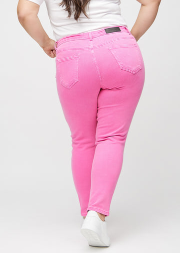 Slim-jeans til kvinner i lyserosa, fargen Flamingos. Sett bakfra på en plus size-modell, slik at hele passformen vises.