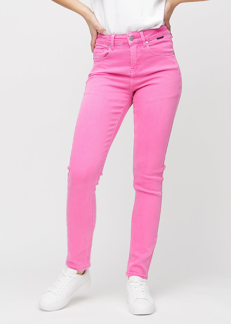 Slim-jeans til kvinner i lyserosa, fargen Flamingos. Sett forfra på en modell, med tettsittende ben og litt mer plass ved anklene.