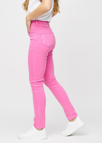 Slim-jeans til kvinner i lyserosa, fargen Flamingos. Sett fra siden på en modell.