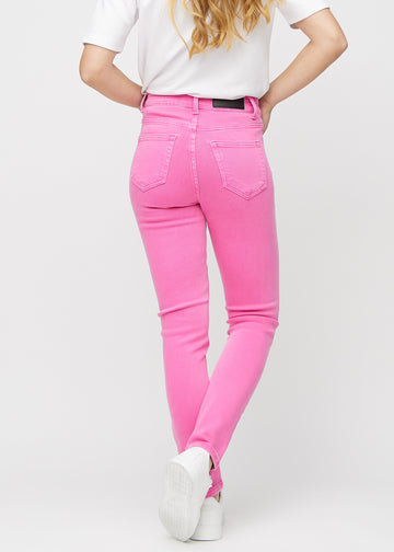 Slim-jeans til kvinner i lyserosa, fargen Flamingos. Sett bakfra på en modell, slik at hele passformen vises.