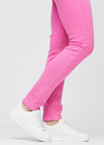 Slim-jeans til kvinner i lyserosa, fargen Flamingos. Nærbilde ved anklene på en modell, som viser passformen nederst på bena.