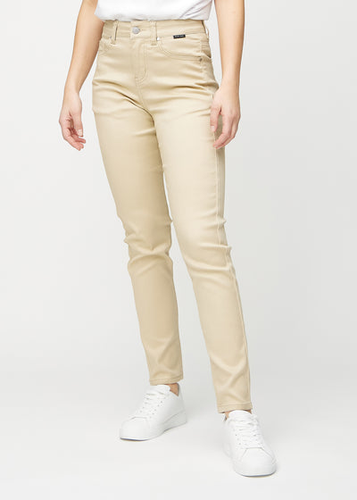 Slim-jeans til kvinner i beige, fargen Gazelles. Sett forfra på en modell, med tettsittende ben og litt mer plass ved anklene.