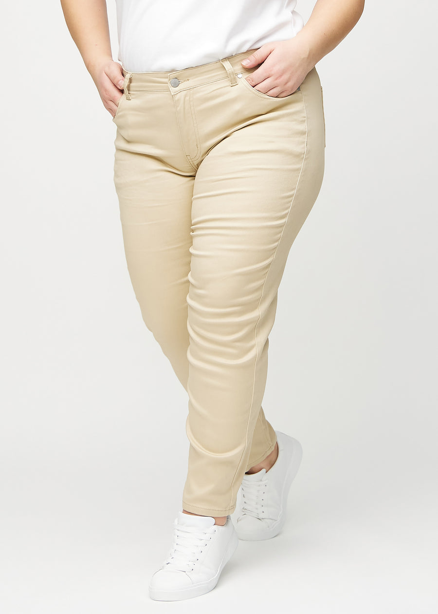 Slim-jeans til kvinner i beige, fargen Gazelles. Sett forfra på en plus size-modell, med tettsittende ben og litt mer plass ved anklene.