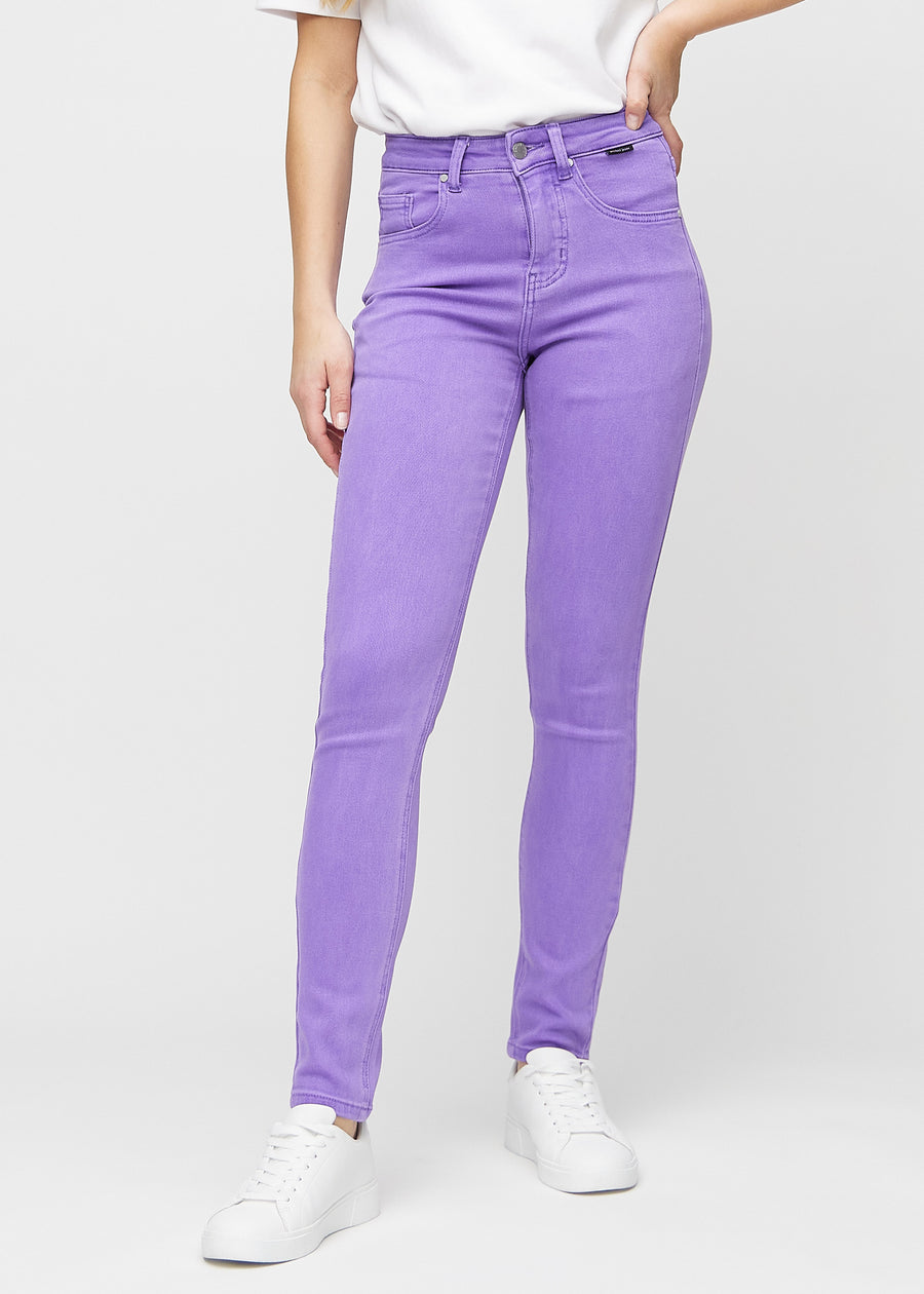 Slim-jeans til kvinner i lilla, fargen Lavenders. Sett forfra på en modell, med tettsittende ben og litt mer plass ved anklene.