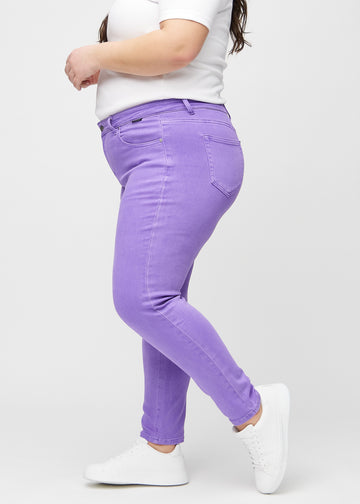 Slim-jeans til kvinner i lilla, fargen Lavenders. Sett fra siden på en plus size-modell.