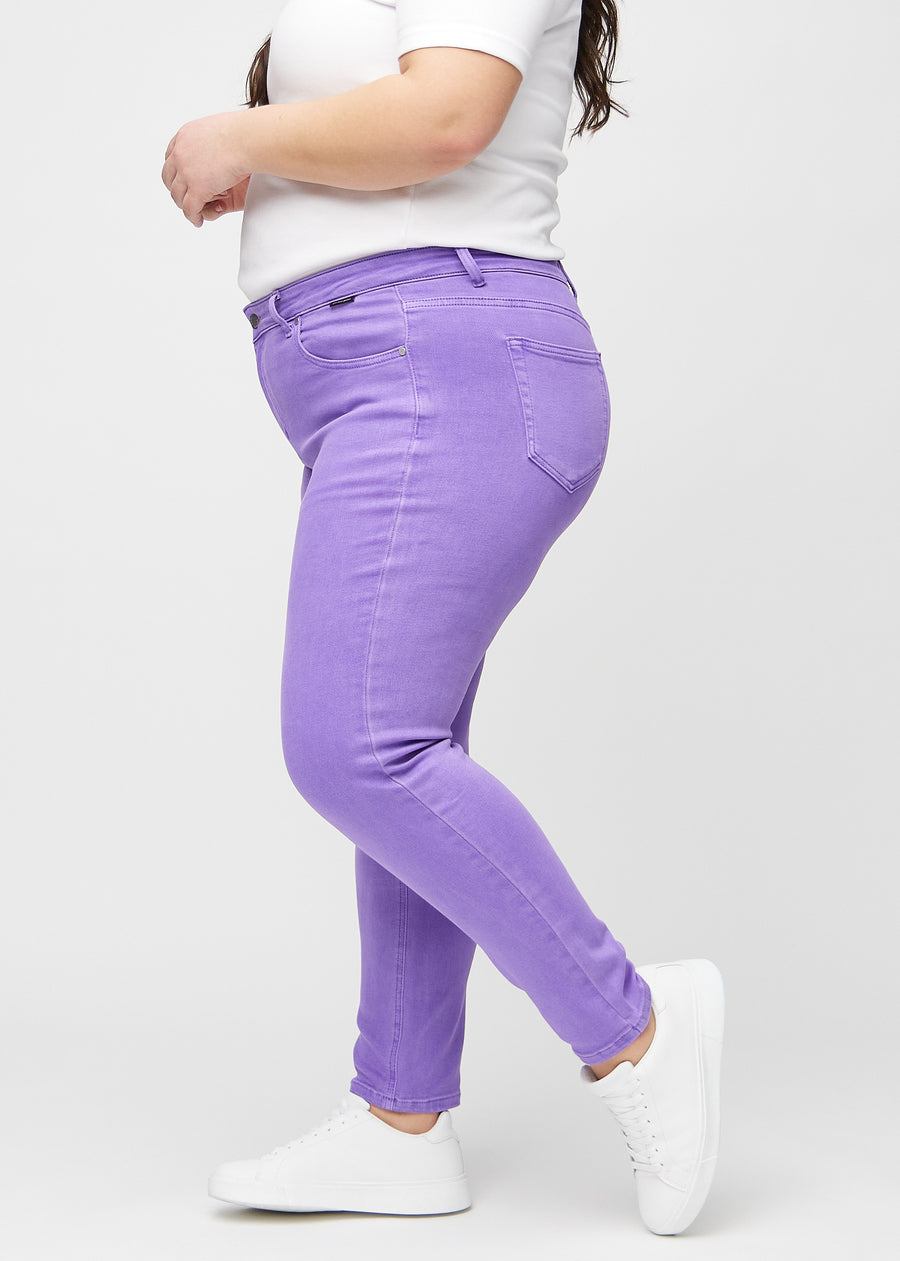 Slim-jeans til kvinner i lilla, fargen Lavenders. Sett fra siden på en plus size-modell.