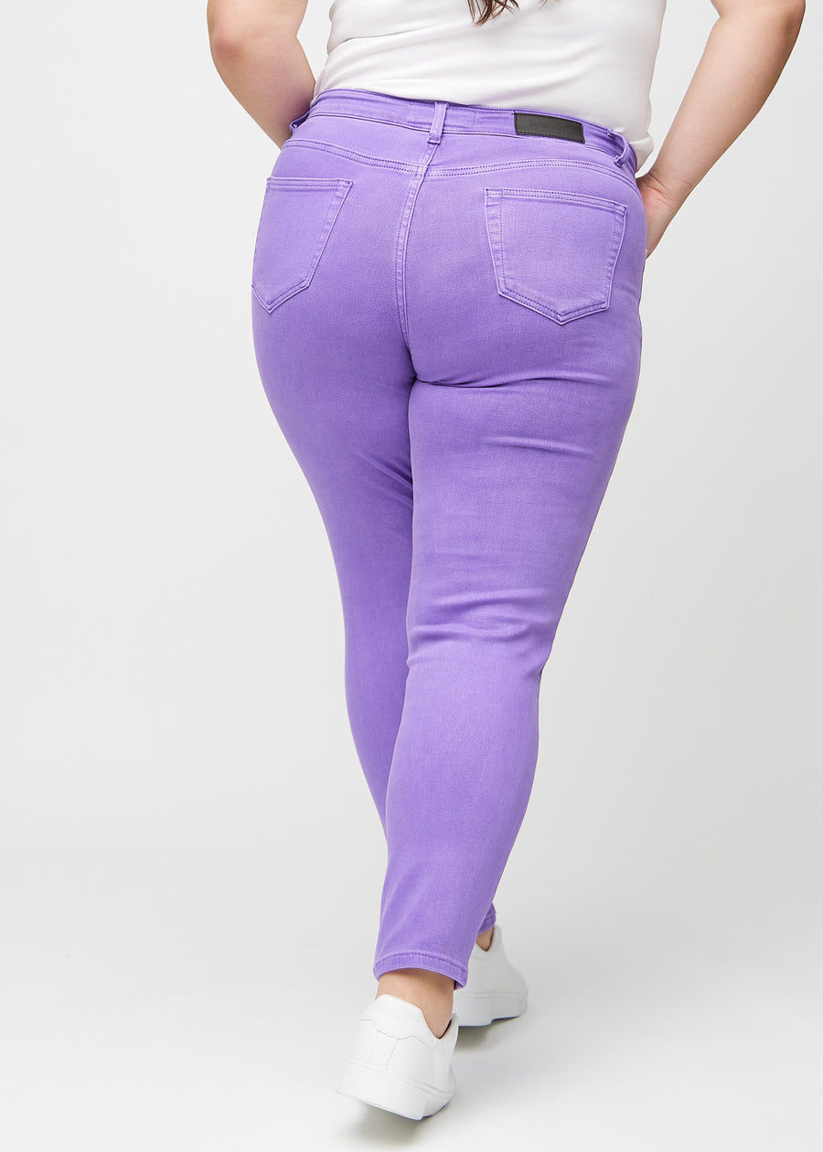 Slim-jeans til kvinner i lilla, fargen Lavenders. Sett bakfra på en plus size-modell, slik at hele passformen vises.
