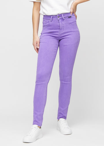 Slim-jeans til kvinner i lilla, fargen Lavenders. Sett forfra på en modell, med tettsittende ben og litt mer plass ved anklene.