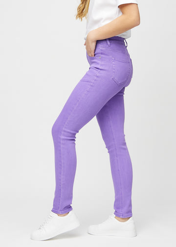 Slim-jeans til kvinner i lilla, fargen Lavenders. Sett fra siden på en modell.