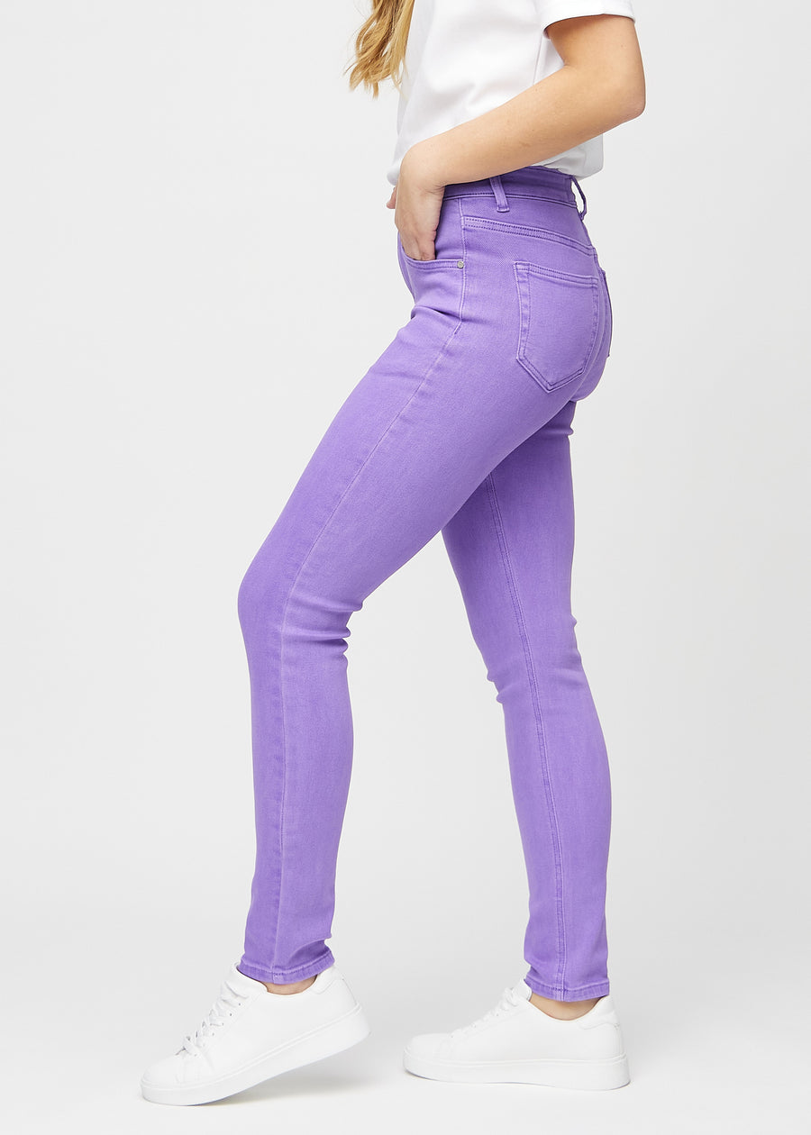 Slim-jeans til kvinner i lilla, fargen Lavenders. Sett fra siden på en modell.