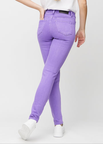 Slim-jeans til kvinner i lilla, fargen Lavenders. Sett bakfra på en modell, slik at hele passformen vises.