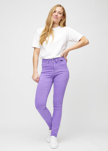 Slim-jeans til kvinner i lilla, fargen Lavenders. Helhetsbilde av en modell med jeansen på.