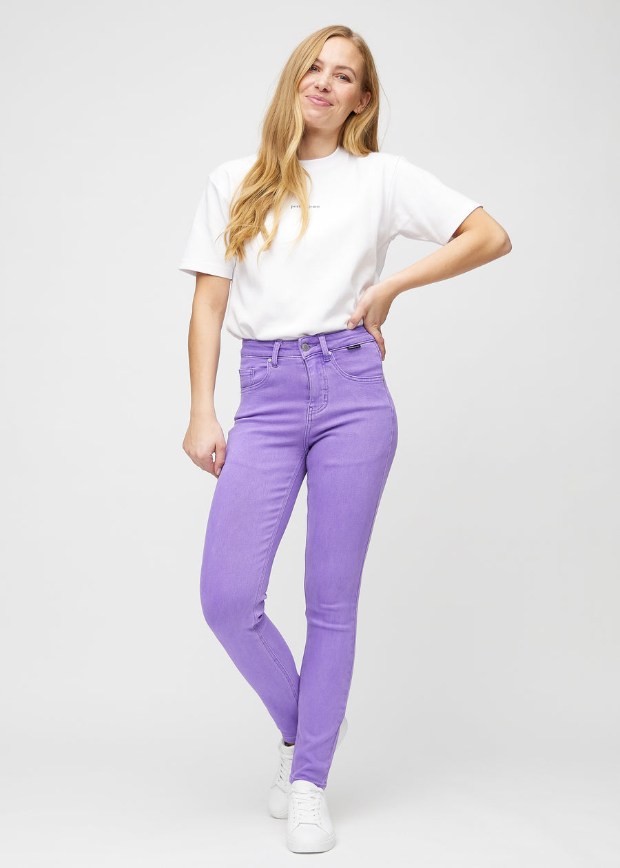 Slim-jeans til kvinner i lilla, fargen Lavenders. Helhetsbilde av en modell med jeansen på.