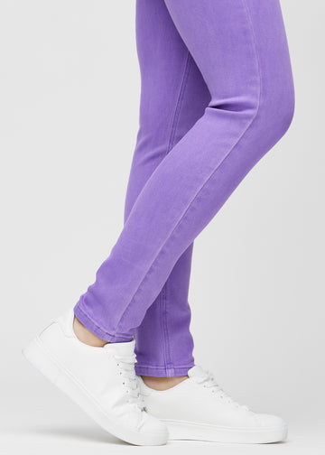 Slim-jeans til kvinner i lilla, fargen Lavenders. Nærbilde ved anklene på en modell, som viser passformen nederst på bena.