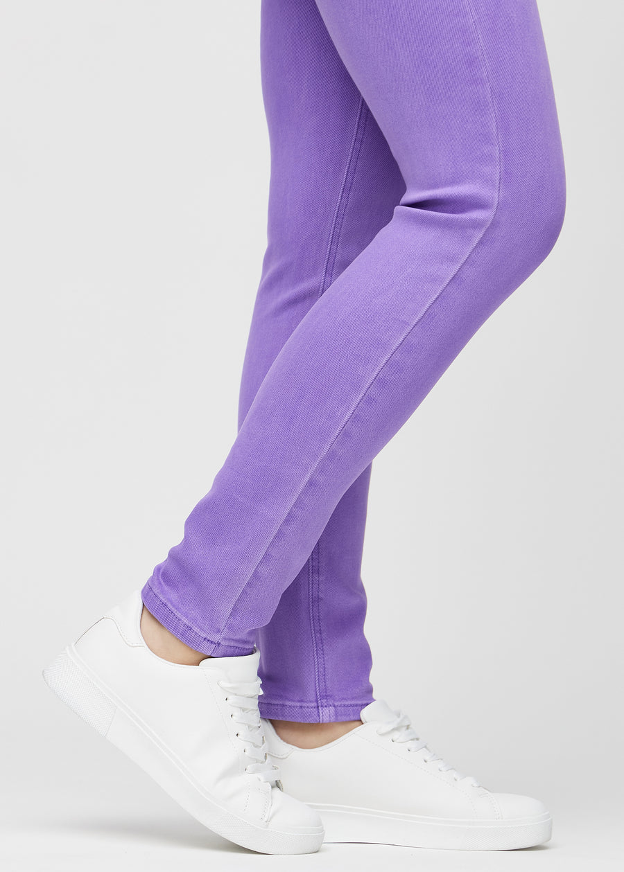 Slim-jeans til kvinner i lilla, fargen Lavenders. Nærbilde ved anklene på en modell, som viser passformen nederst på bena.