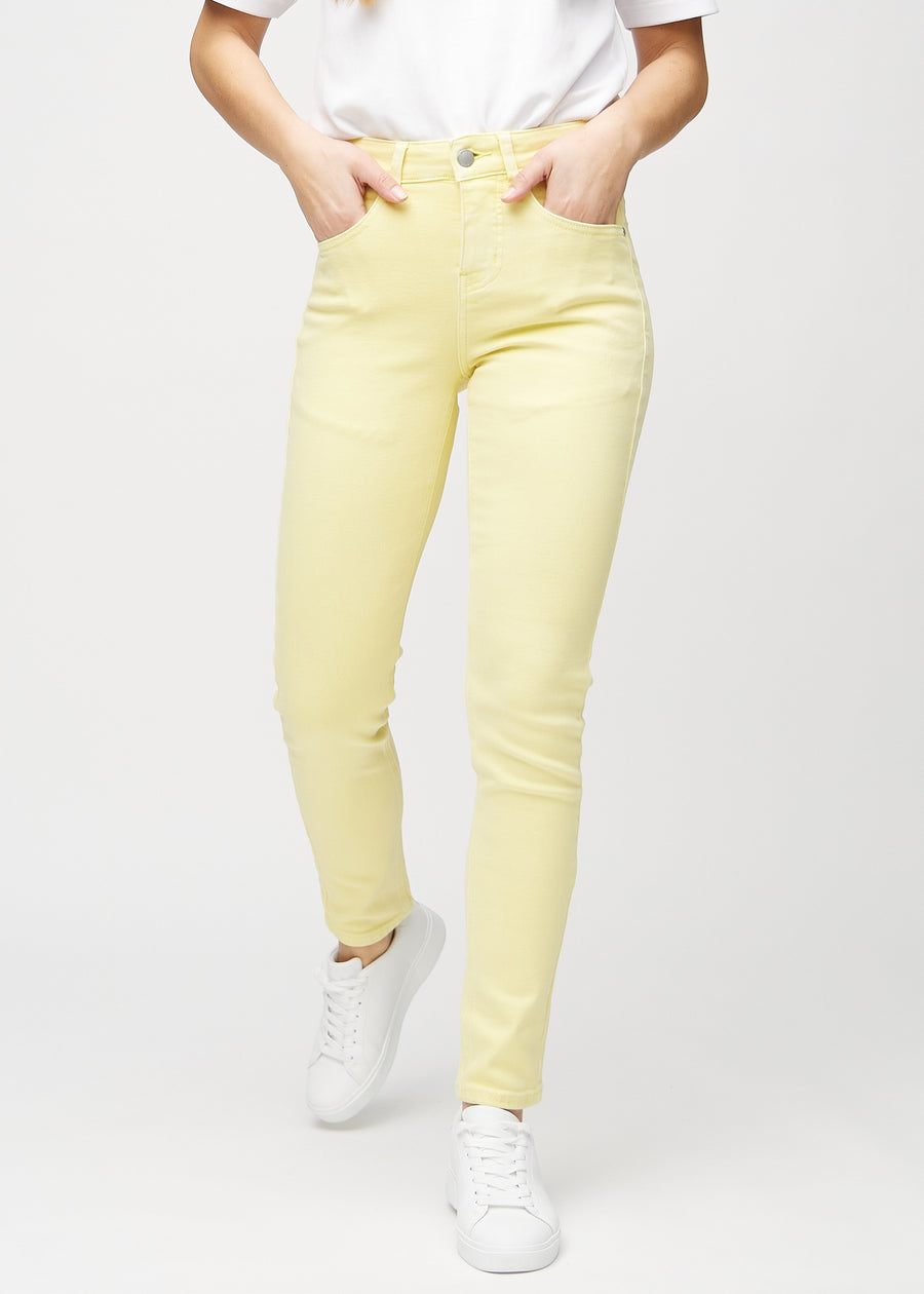 Slim-jeans til kvinner i lysegul, fargen Lemonades. Sett forfra på en modell, med tettsittende ben og litt mer plass ved anklene.