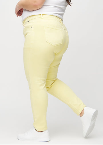Slim-jeans til kvinner i lysegul, fargen Lemonades. Sett fra siden på en plus size-modell.