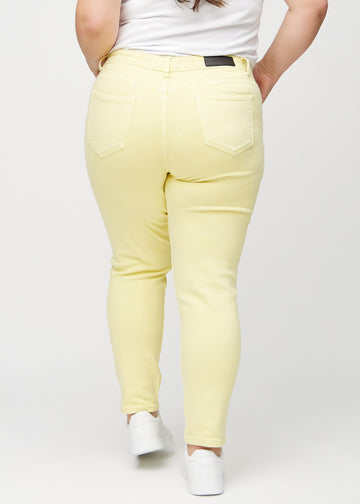 Slim-jeans til kvinner i lysegul, fargen Lemonades. Sett bakfra på en plus size-modell, slik at hele passformen vises.