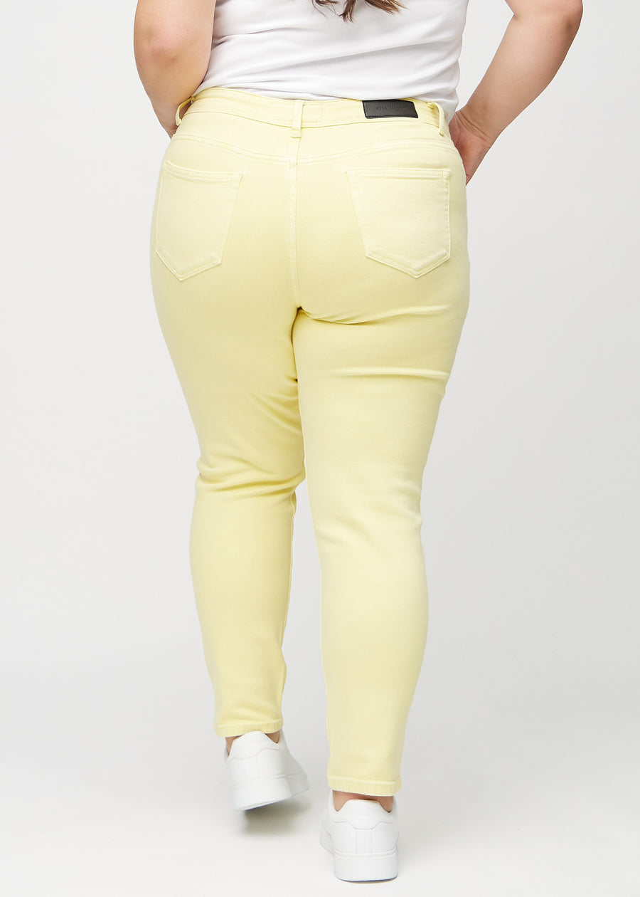 Slim-jeans til kvinner i lysegul, fargen Lemonades. Sett bakfra på en plus size-modell, slik at hele passformen vises.