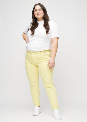 Slim-jeans til kvinner i lysegul, fargen Lemonades. Helhetsbilde av en plus size-modell med jeansen på.