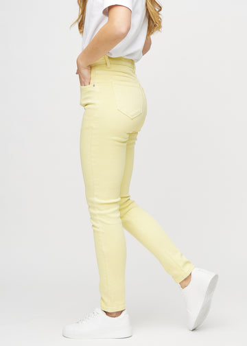 Slim-jeans til kvinner i lysegul, fargen Lemonades. Sett fra siden på en modell.