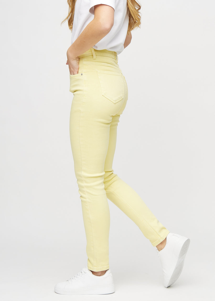 Slim-jeans til kvinner i lysegul, fargen Lemonades. Sett fra siden på en modell.