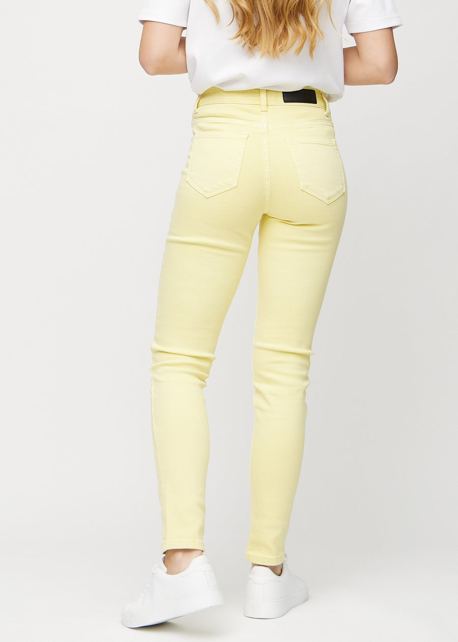 Slim-jeans til kvinner i lysegul, fargen Lemonades. Sett bakfra på en modell, slik at hele passformen vises.