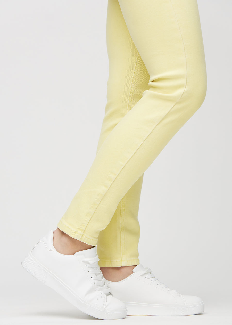 Slim-jeans til kvinner i lysegul, fargen Lemonades. Nærbilde ved anklene på en modell, som viser passformen nederst på bena.