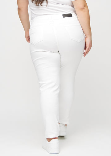 Slim-jeans til kvinner i hvit, fargen Marguerites. Sett bakfra på en plus size-modell, slik at hele passformen vises.