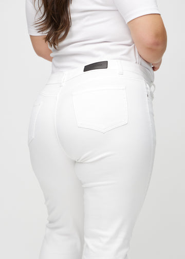 Slim-jeans til kvinner i hvit, fargen Marguerites. Nærbilde bakfra på en plus size-modell for å vise detaljene.
