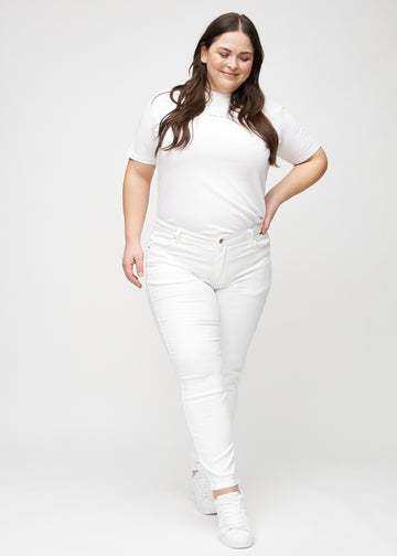 Slim-jeans til kvinner i hvit, fargen Marguerites. Helhetsbilde av en plus size-modell med jeansen på.