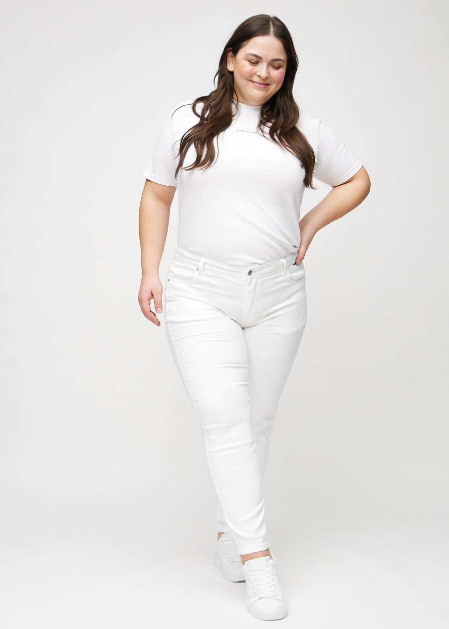 Slim-jeans til kvinner i hvit, fargen Marguerites. Helhetsbilde av en plus size-modell med jeansen på.
