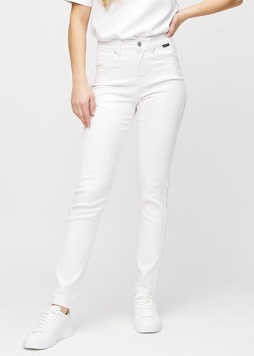 Slim-jeans til kvinner i hvit, fargen Marguerites. Sett forfra på en modell, med tettsittende ben og litt mer plass ved anklene.