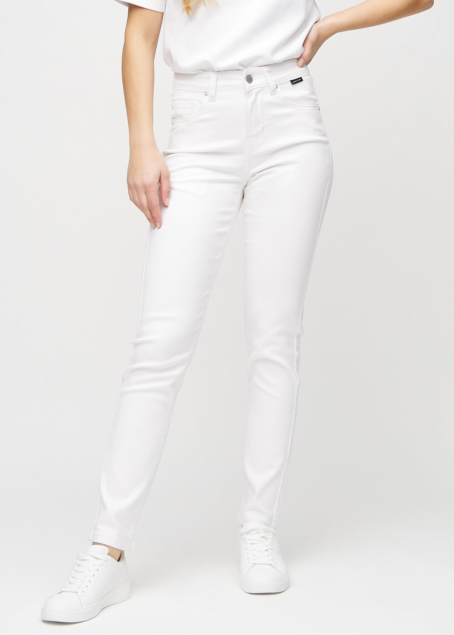 Slim-jeans til kvinner i hvit, fargen Marguerites. Sett forfra på en modell, med tettsittende ben og litt mer plass ved anklene.