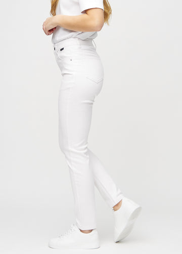 Slim-jeans til kvinner i hvit, fargen Marguerites. Sett fra siden på en modell.