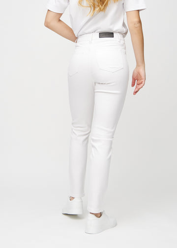 Slim-jeans til kvinner i hvit, fargen Marguerites. Sett bakfra på en modell, slik at hele passformen vises.