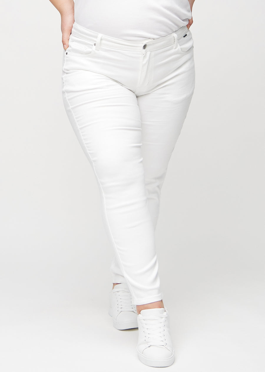 Slim-jeans til kvinner i hvit, fargen Marguerites. Sett forfra på en plus size-modell, med tettsittende ben og litt mer plass ved anklene.